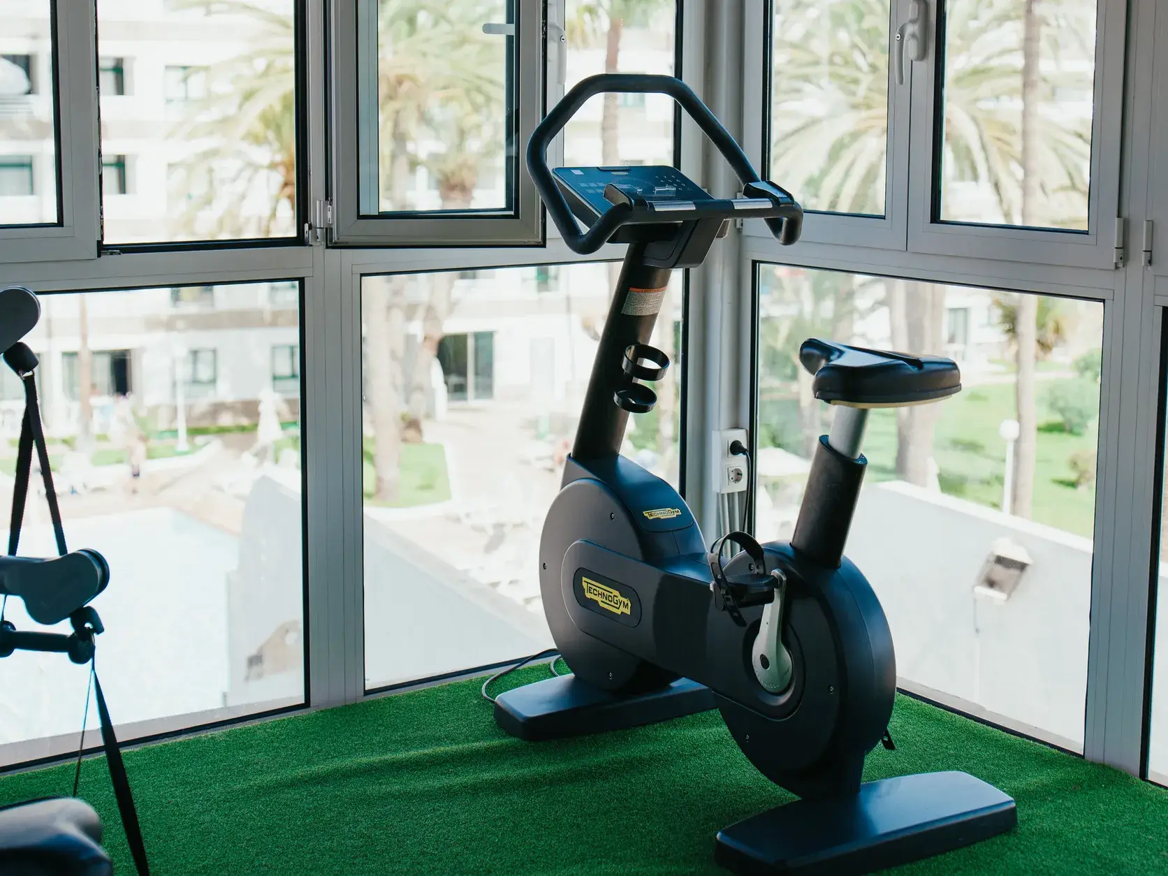 Máquina multipower bajo la pérgola