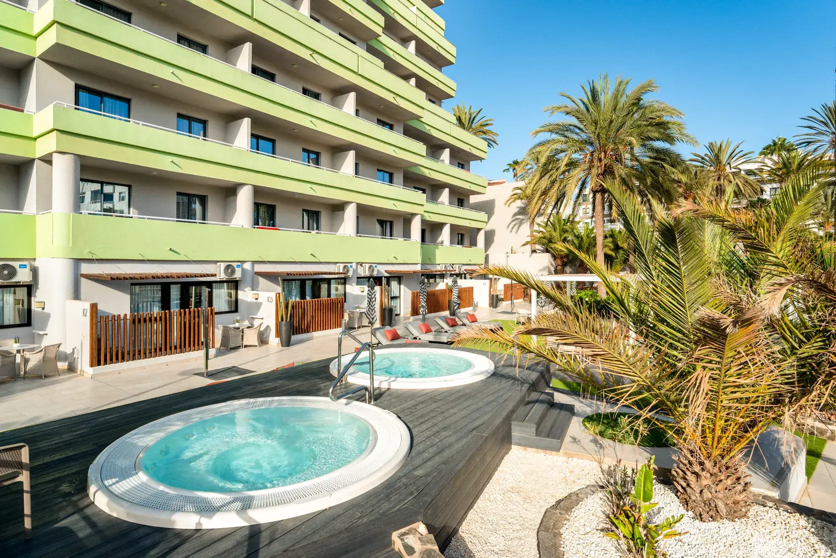 Hamacas junto a la piscina